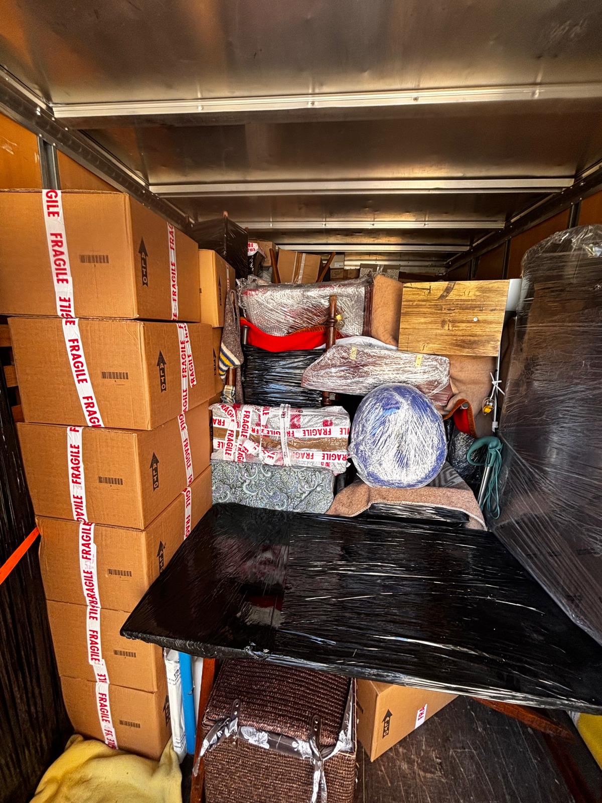 Carico mobili su camion traslochi